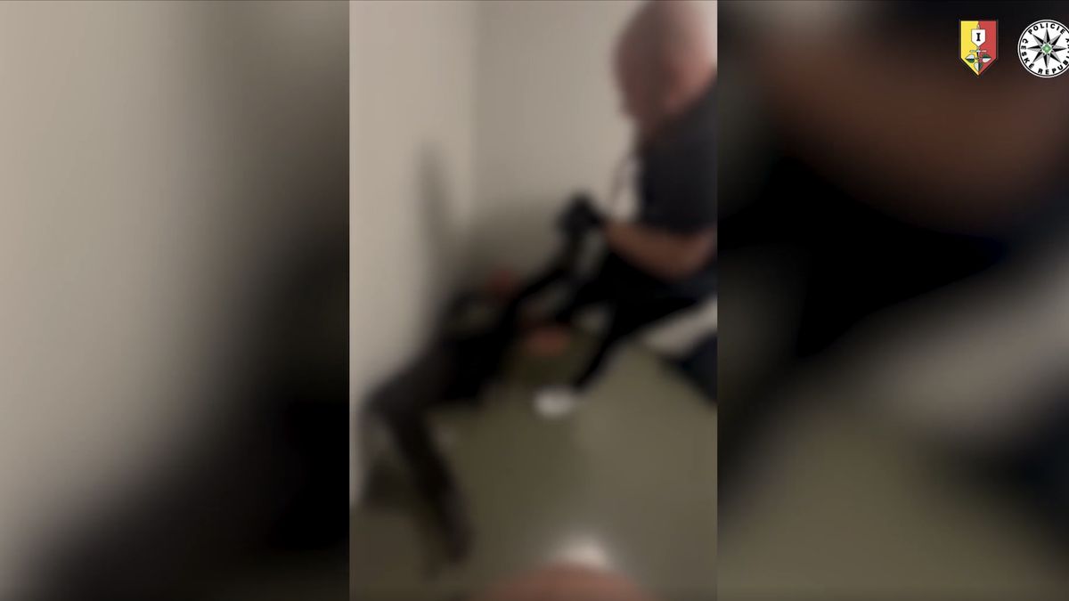 Bil bezdomovce v Palladiu a nosil lidský zub na šňůrce. Dostal přísný trest